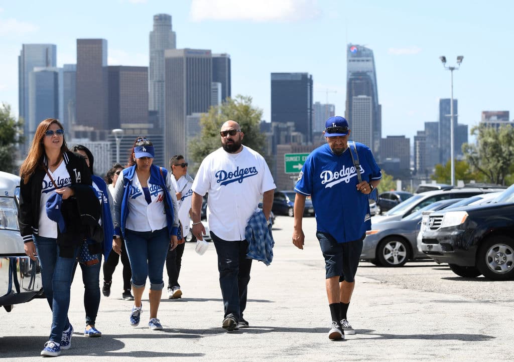 Así fue el arrbo de los aficionados de los Dodgers a la casa de su equipo, el legendario Dodger Stadium para presenciar el Opening Day ante los Diamondbacks.