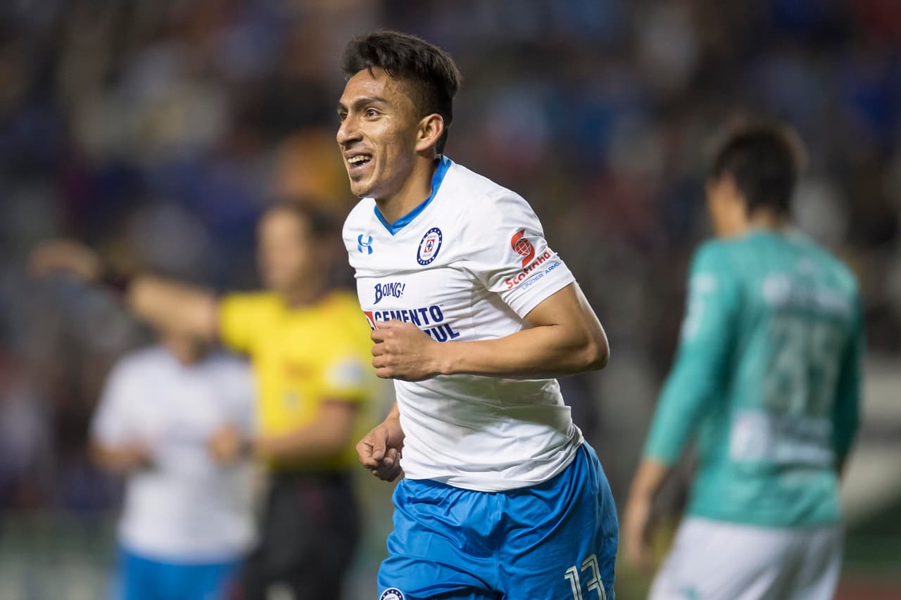 Mena le dio el triunfo a Cruz Azul con un gran gol.
