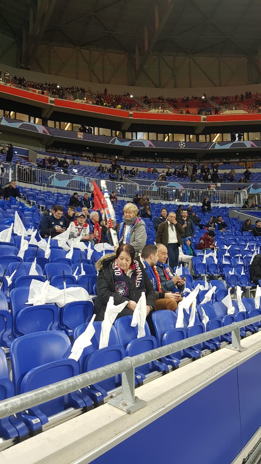 Ni siquiera Ada Hegerberg, ganadora del Balón de Oro femenil, se quiso perder este partido al que miles de aficionados franceses y españoles asistieron. En el Parc OL había esperanza de una jornada especial de Champions League entre el Lyon y el Barcelona. La ida de los octavos de final prometió emociones en la grada y en el césped.