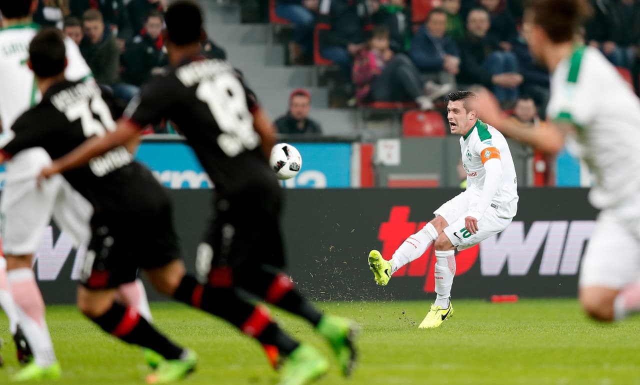 Zlato Junuzović, mediocampista del Bremen, sacando un centro desde la banda derecha en busca de la cabeza Max Kruse y Maximilian Eggestein, quienes no pudieron hacerle daño al arco de Bernd Leno.