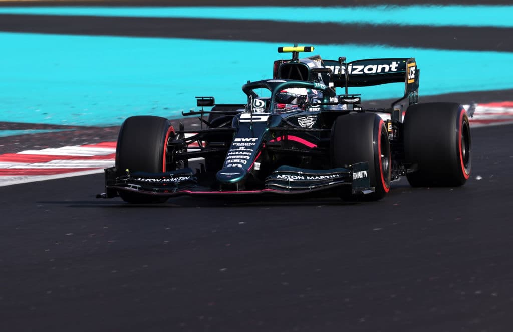 Luego de que en la Práctica Libre 1 Max Verstappen pudo superar a Lewis Hamilton, el piloto británico tuvo su revancha en la segunda sesión y con un tiempo de 1:23.691 fue amplio dominador. Por su parte el mexicano Sergio Pérezterminó en la quinta posición aunque tuvo que venir de atrás pues se ubicó en la posición 14 on el compuesto medio y su rendimento no fue el esperado.