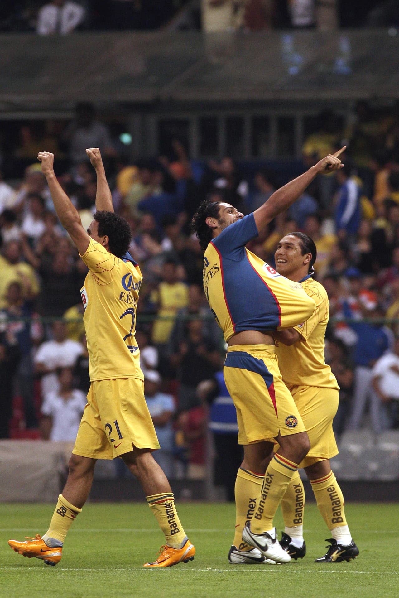 Rodrigo Cervantes compensó por su autogol haciendo el empate a dos. También fue un espectacular golazo de cabeza aprovechando su altura.