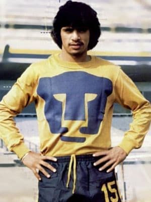 Luis Flores: Debutó con los auriazules en 1980 hastas 1986, posteriormente los dirigió entre 1996 y 1997. Portó la casaca celeste de 1989 - 1981.