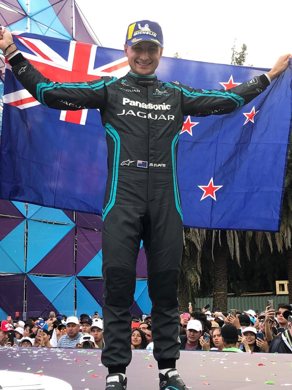 Con el último voltio de su batería arrebató la bandera de cuadros en el Autódromo Hermanos Rodríguez.