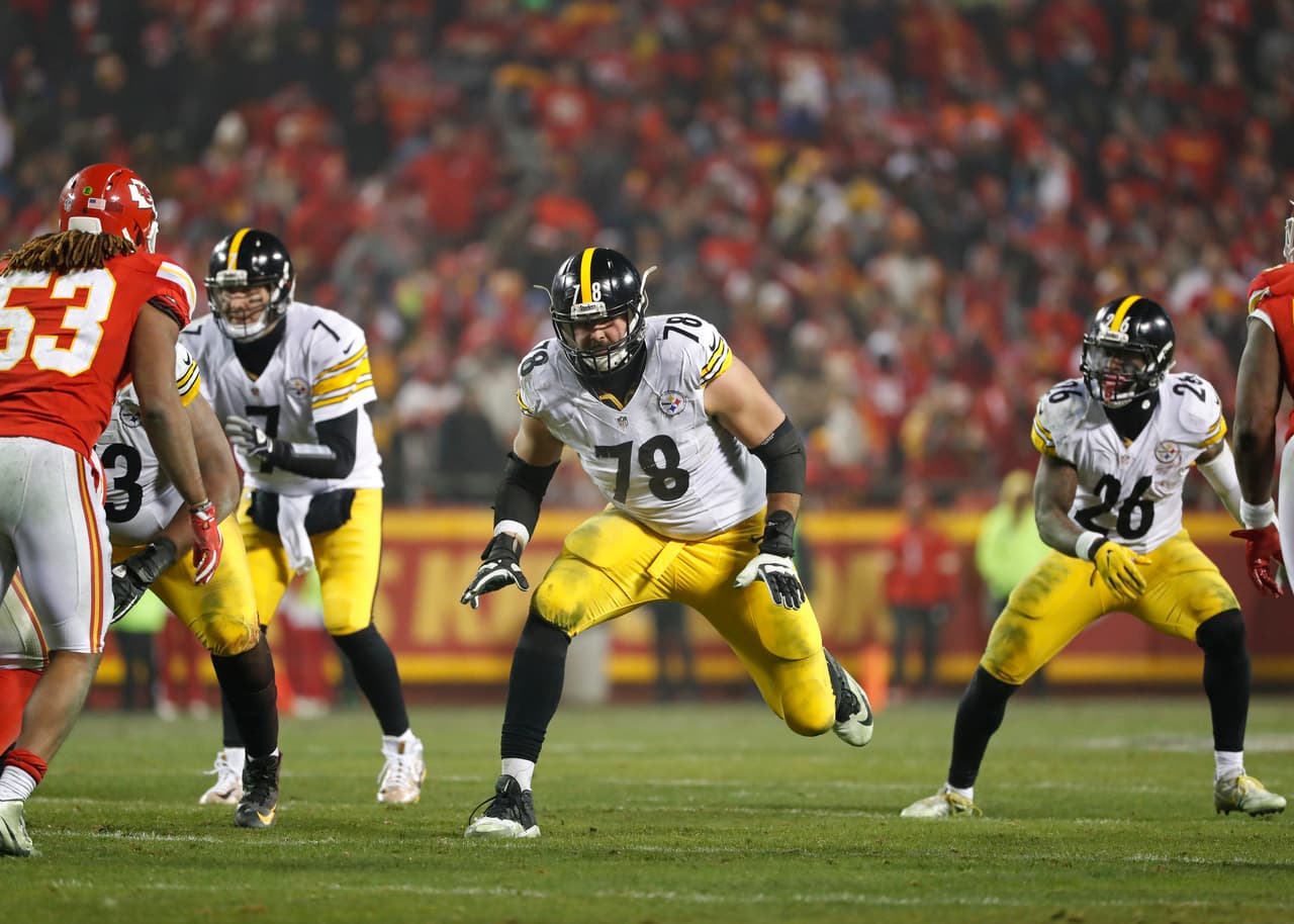 Pittsburgh Steelers offensive lineman Alejandro Villanueva (78) pass blocks during an AFC Divisional Playoff game against the Kansas City Chiefs on Sunday, Jan. 15, 2017, in Kansas City, Mo. The Steelers won the game, 18-16. (Greg Trott via AP)