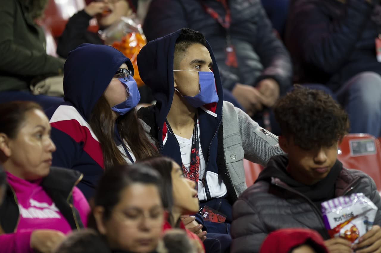 Los asistentes a los estadios toman precauciones ante la inminente propagación del virus.