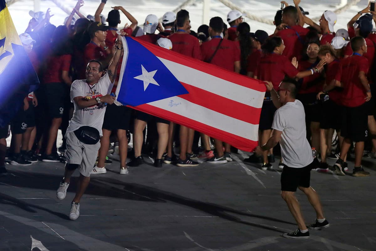 Miembros de la delegación de Puerto Rico durante la clausura de los Juegos Centroamericanos y del Caribe en el Estadio Metropolitano Roberto Meléndez.