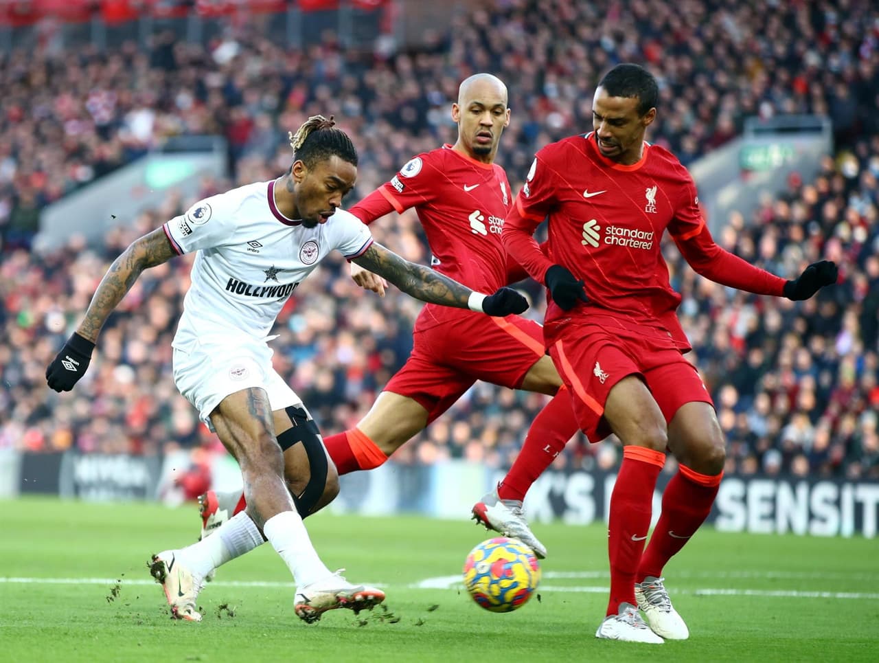 Liverpool se reencontró con el triunfo tras tres encuentros de sequía y golea al Brentford (3-0) para quedarse ya con el segundo puesto de la Premier League. Fabinho Tavares, Alex Oxlade-Chamberlain y Takumi Minamino fueron los que le dieron el triunfo a los ‘Reds’.