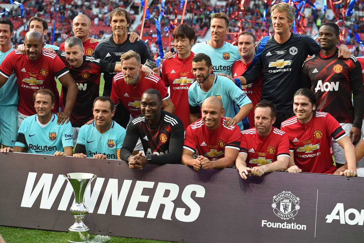 Una fiesta en Old Trafford, donde Andy Cole fungió como maestro de ceremonias.