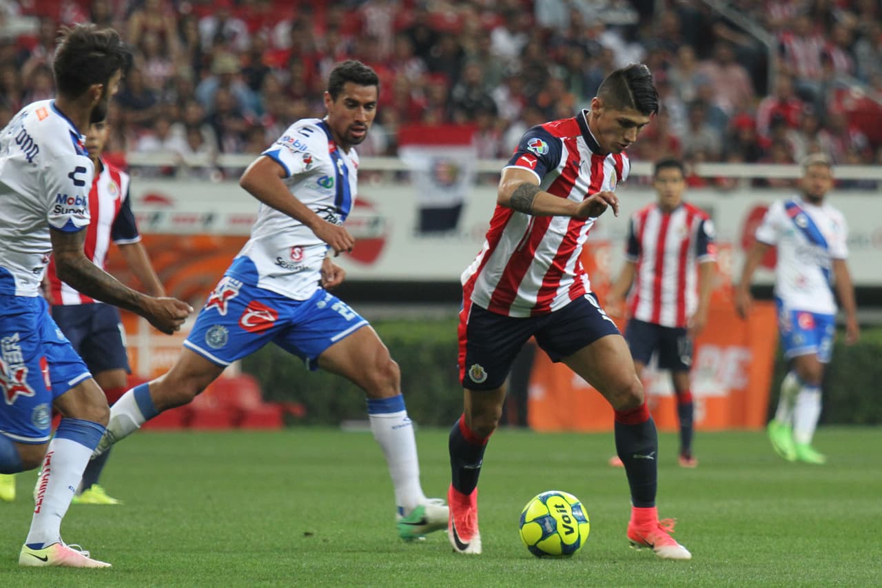 El primer tiempo comenzó parejo. Chivas presionando, con llegadas claras y Puebla respondiendo al frente.