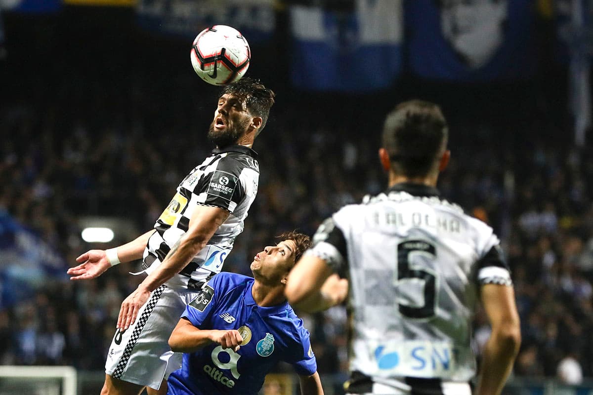 David Simao (derecha) también fue importante en la labor defensiva del Boavista durante el encuentro.