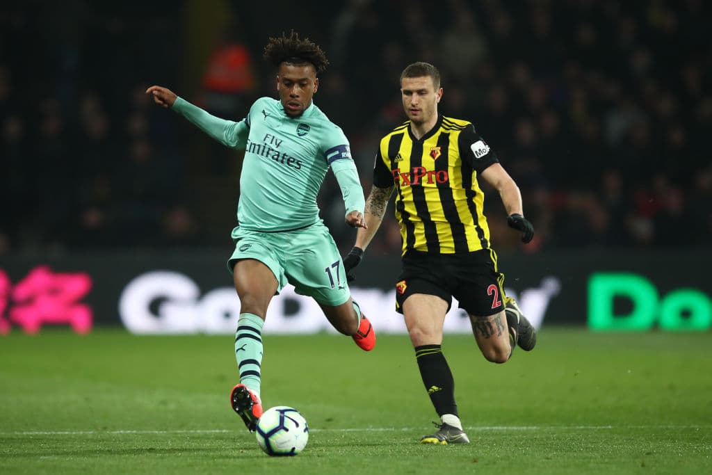 En acciones de la segunda mitad, Alex Iwobi del Arsenal pelea por la posesión de la pelota con Daryl Janmaat de Watford.