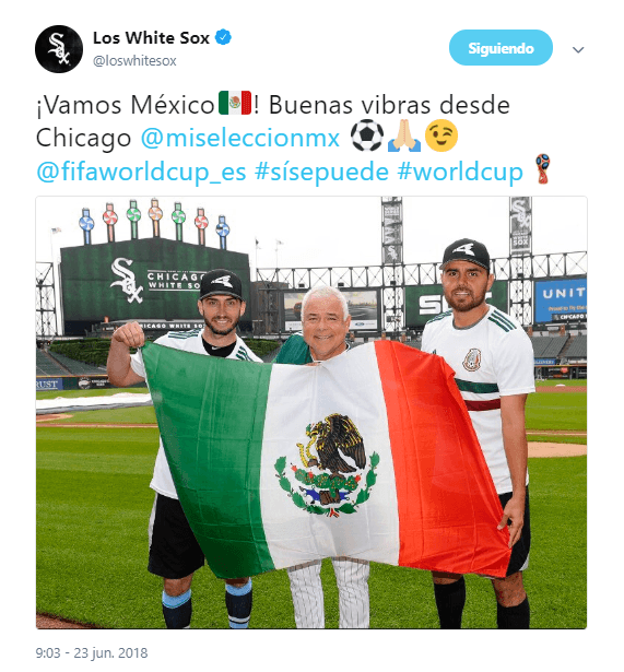 Miguel González (izq) y Joakim Soria (der), lanzadores mexicanos de los Chicago White Sox, mostrando su apoyo al Tri. En medio Rick Rentería, el piloto de los Medias Blancas, de ascendencia mexicana.