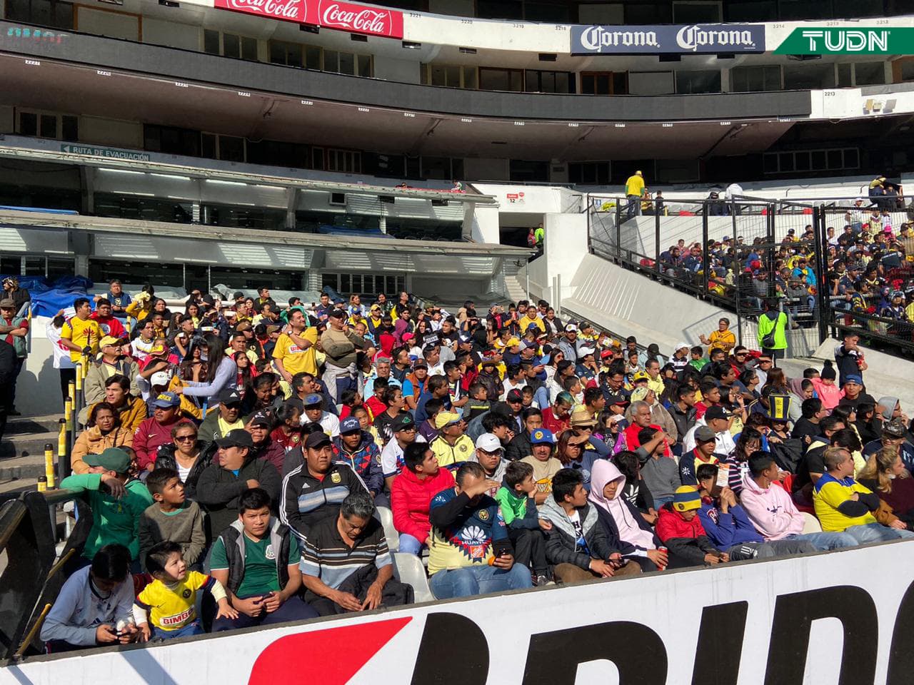 Fanáticos del América se reúnen para ver a su equipo entrenar previo a la final de la Liga MX del Apertura 2019.