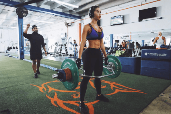 Ella es Claudia Sampedro, una espectacular cubana con quien Julius Peppers sostiene uan relación que ha dado fruto a dos hijos. En el medio del modelaje de los Estados Unidos, Claudia es conocia como la 'Kim Kardashian cubana' por su evidente parecido físico.