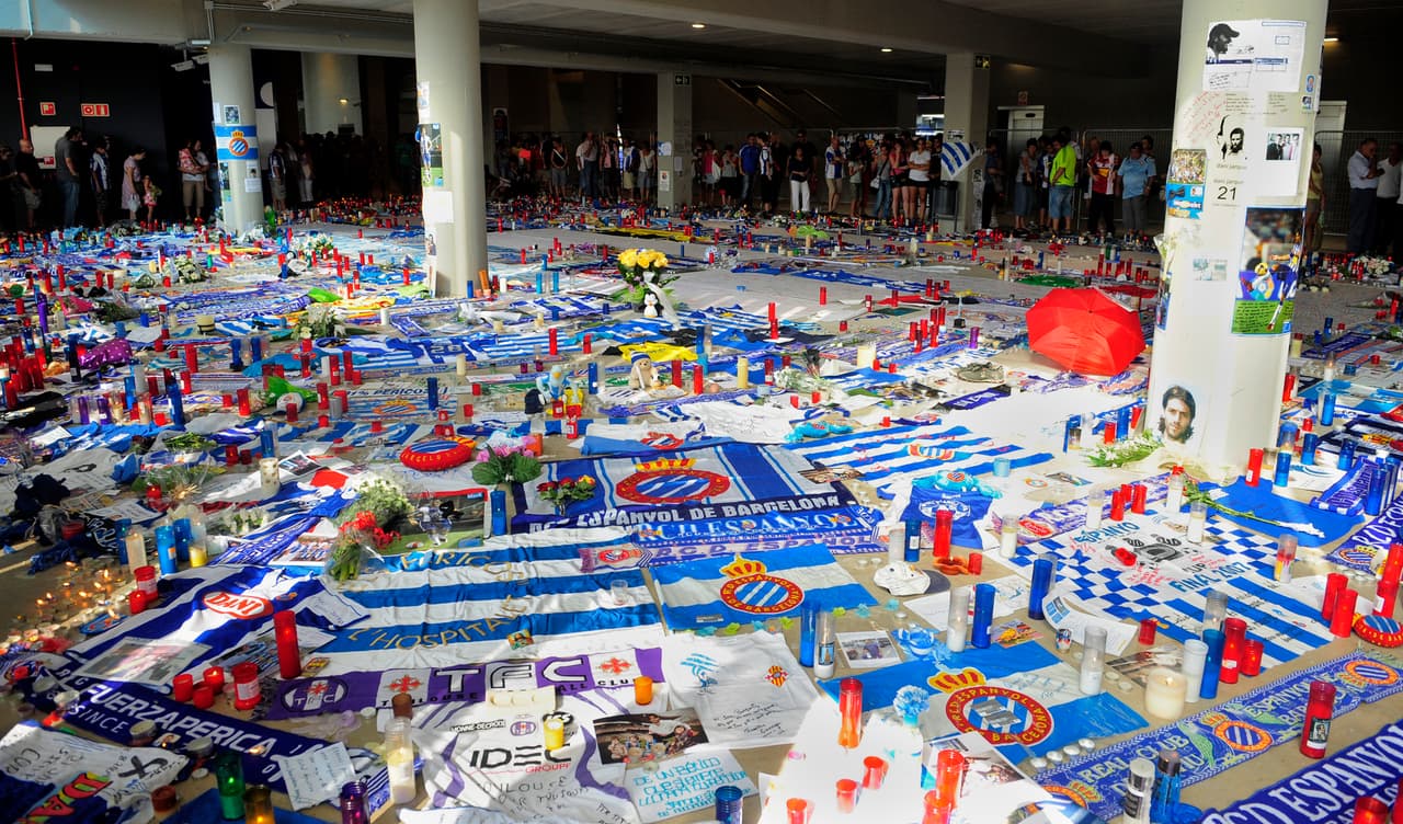 Hubo muchas manifestaciones de condolencias tras la muerte de Dani Jarque, en medio del dolor de la hinchada y del fútbol en si mismo por esta tragedia.