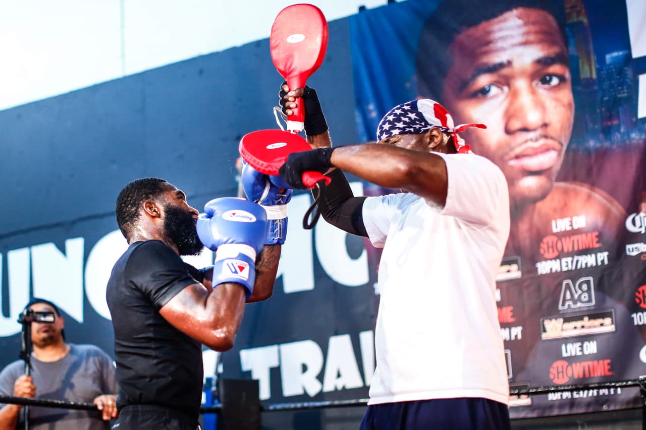 Adrien Broner, Khabib Allakhverdiev, José Pedraza y Edner Cherry enseñaron armas en entrenamiento público antes de sus peleas del próximo 3 de octubre.