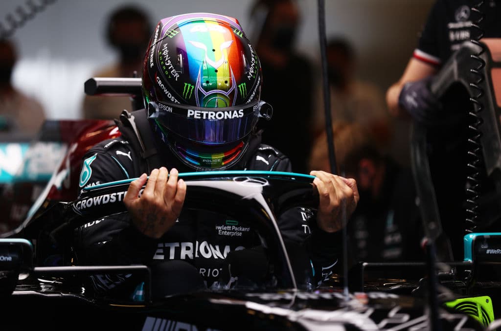 Luego de que en la Práctica Libre 1 Max Verstappen pudo superar a Lewis Hamilton, el piloto británico tuvo su revancha en la segunda sesión y con un tiempo de 1:23.691 fue amplio dominador. Por su parte el mexicano Sergio Pérezterminó en la quinta posición aunque tuvo que venir de atrás pues se ubicó en la posición 14 on el compuesto medio y su rendimento no fue el esperado.