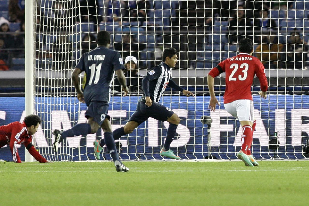 Con su club de origen, Monterrey, participó en el Mundial de Clubes 2012, donde marcó un par de goles.