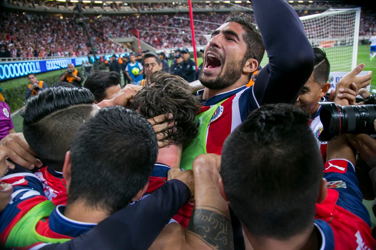 Chivas vino de atrás y ganó un partido espectacular. Parte por sus aciertos y parte porque Puebla cometió errores imperdonables.