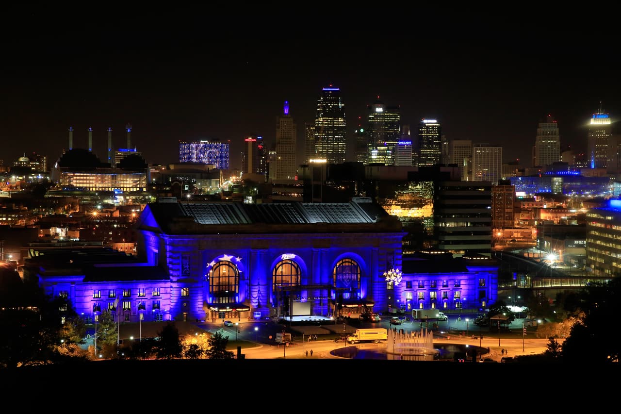 Los Reales de Kansas City, flamantes campeones de la Serie Mundial, fueron vitoreados el martes por miles de fanáticos jubilosos, durante un desfile que paralizó durante horas el centro de esta ciudad.