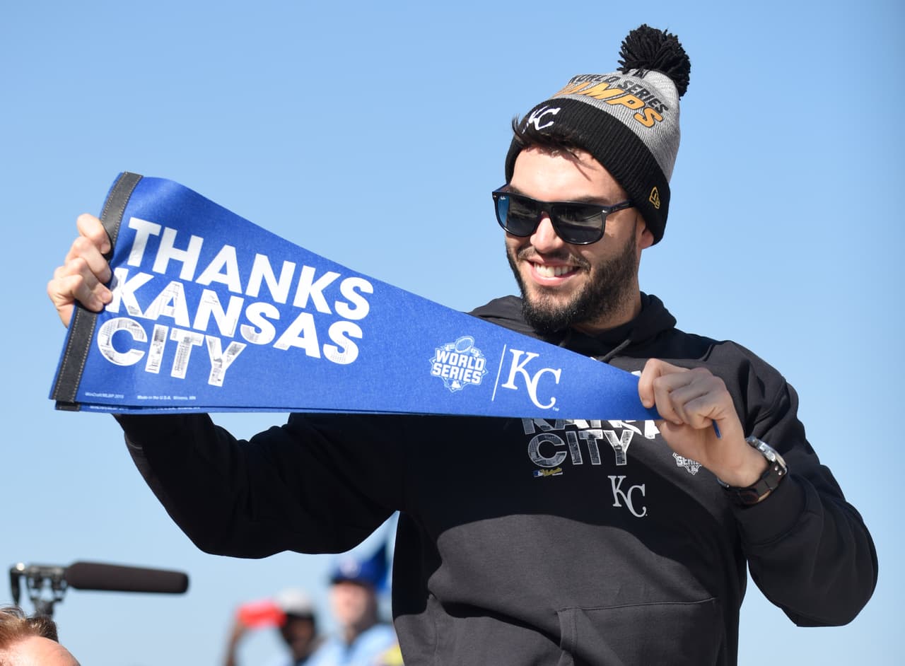 Los Reales de Kansas City, flamantes campeones de la Serie Mundial, fueron vitoreados el martes por miles de fanáticos jubilosos, durante un desfile que paralizó durante horas el centro de esta ciudad.