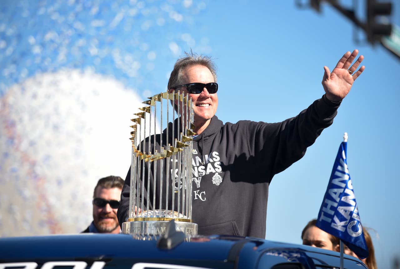 Los Reales de Kansas City, flamantes campeones de la Serie Mundial, fueron vitoreados el martes por miles de fanáticos jubilosos, durante un desfile que paralizó durante horas el centro de esta ciudad.