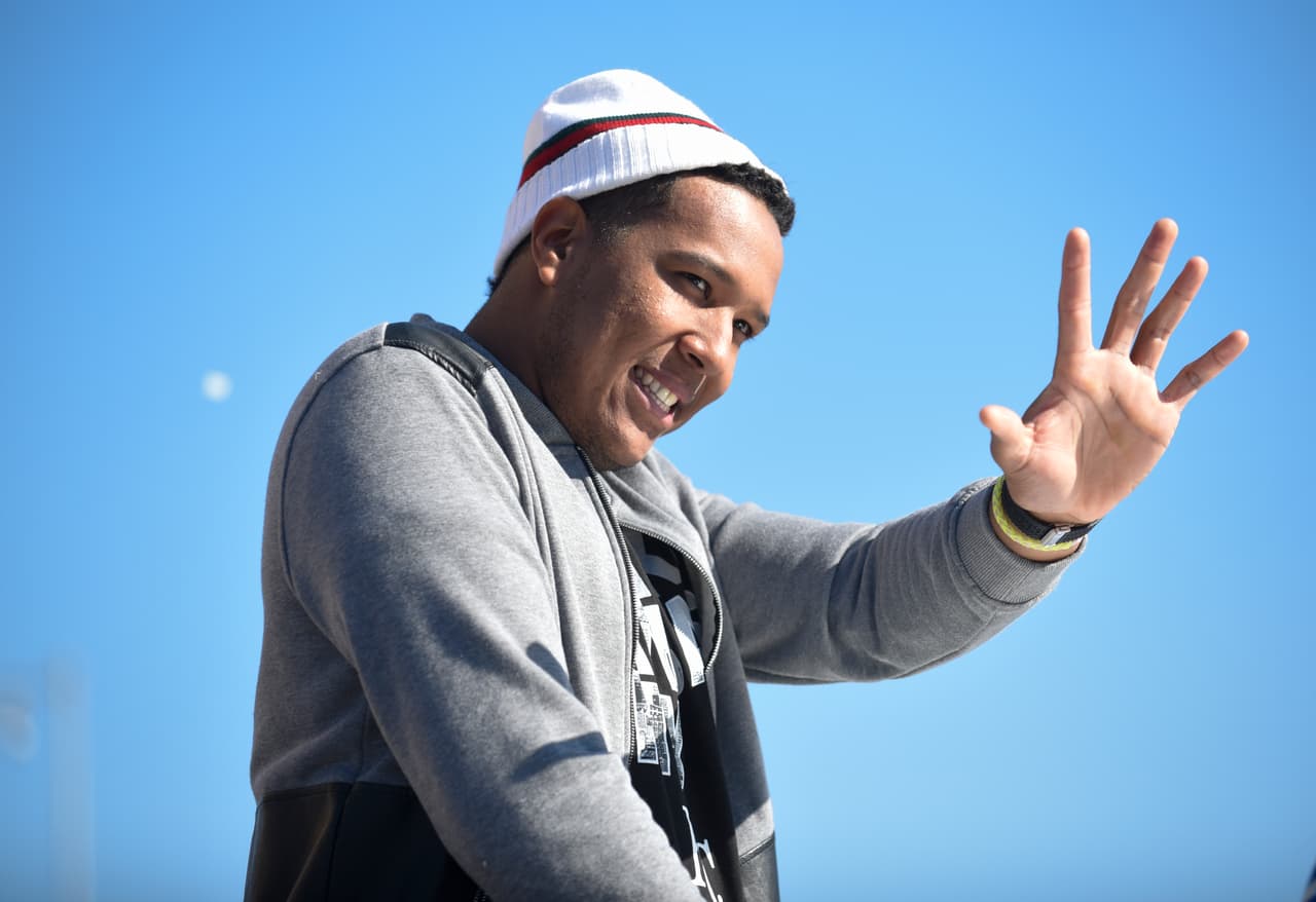 Los Reales de Kansas City, flamantes campeones de la Serie Mundial, fueron vitoreados el martes por miles de fanáticos jubilosos, durante un desfile que paralizó durante horas el centro de esta ciudad.