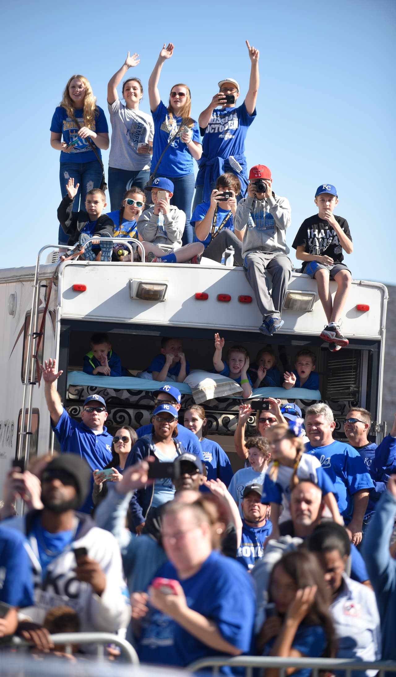Los Reales de Kansas City, flamantes campeones de la Serie Mundial, fueron vitoreados el martes por miles de fanáticos jubilosos, durante un desfile que paralizó durante horas el centro de esta ciudad.