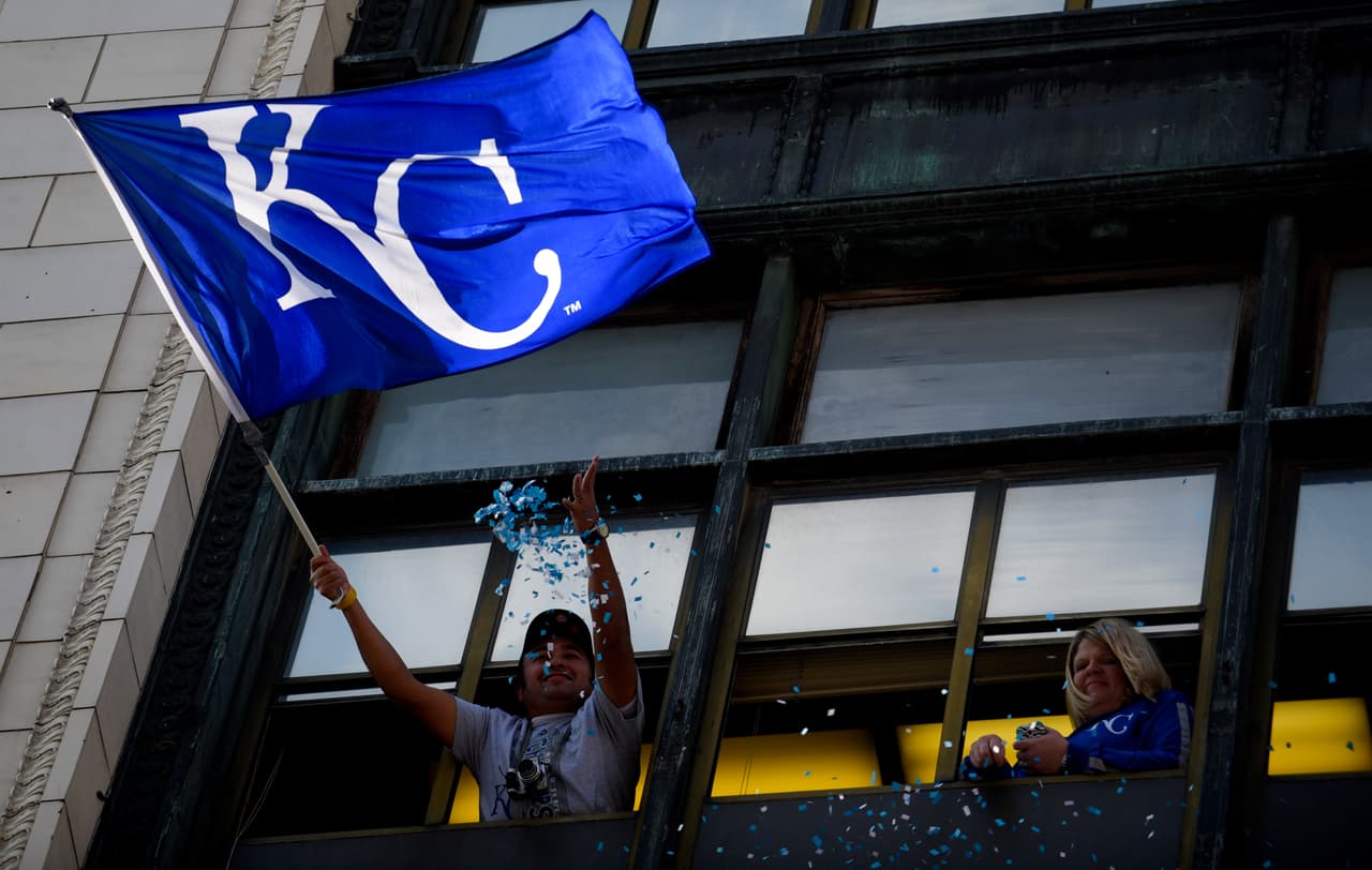 Los Reales de Kansas City, flamantes campeones de la Serie Mundial, fueron vitoreados el martes por miles de fanáticos jubilosos, durante un desfile que paralizó durante horas el centro de esta ciudad.