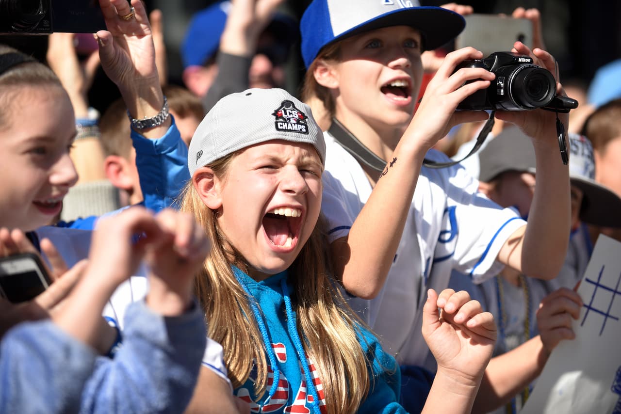 Varias escuelas dieron el día libre por la celebración. Rachel Bryant, residente en Kansas City, aprovechó la ocasión y acudió al desfile junto con su hijo Jayden, de 7 años.