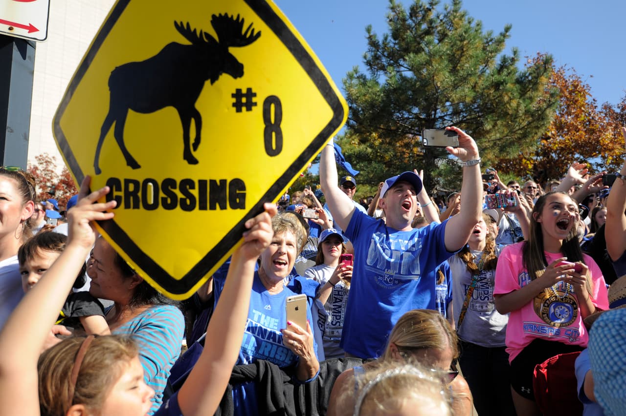Los Reales de Kansas City, flamantes campeones de la Serie Mundial, fueron vitoreados el martes por miles de fanáticos jubilosos, durante un desfile que paralizó durante horas el centro de esta ciudad.