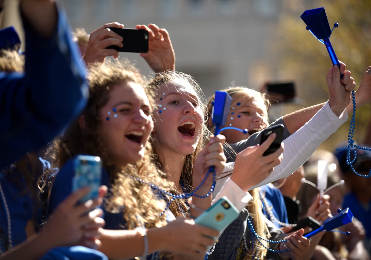 Los Reales de Kansas City, flamantes campeones de la Serie Mundial, fueron vitoreados el martes por miles de fanáticos jubilosos, durante un desfile que paralizó durante horas el centro de esta ciudad.