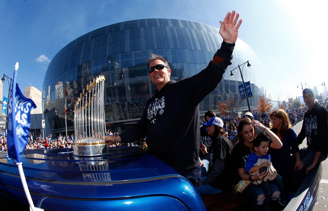 Los Reales de Kansas City, flamantes campeones de la Serie Mundial, fueron vitoreados el martes por miles de fanáticos jubilosos, durante un desfile que paralizó durante horas el centro de esta ciudad.