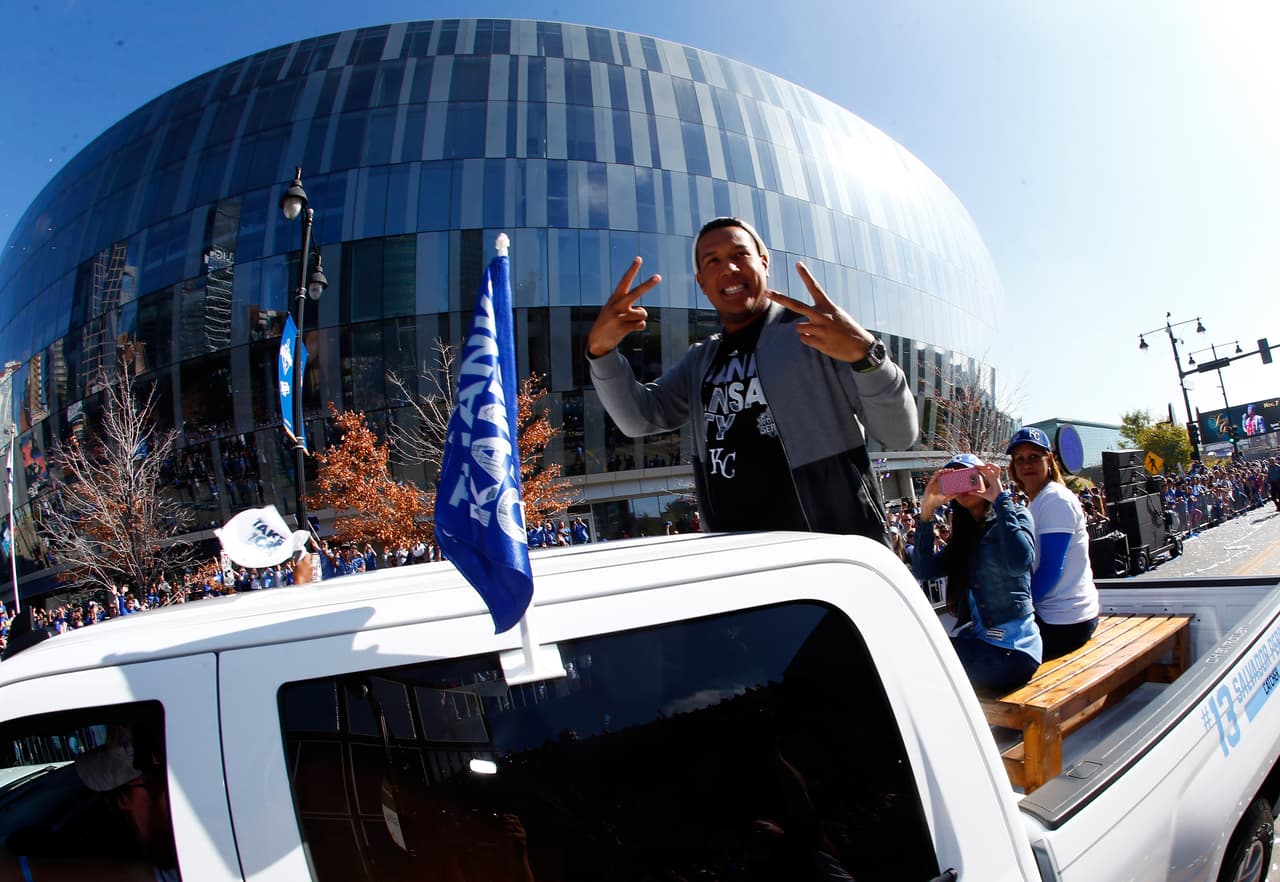 Los Reales de Kansas City, flamantes campeones de la Serie Mundial, fueron vitoreados el martes por miles de fanáticos jubilosos, durante un desfile que paralizó durante horas el centro de esta ciudad.