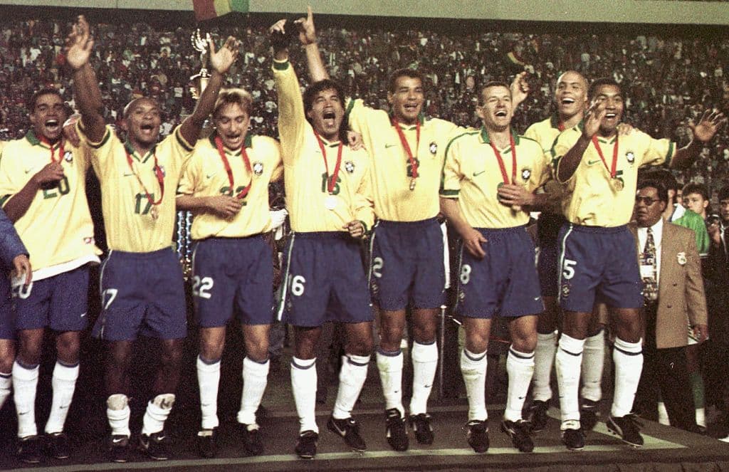 Por si se lo preguntaban, Brasil con un cuadro plagado de estrellas, entre las que destacaban Ronaldo y Romario, fue el campeón al imponerse 3-1 a Bolivia en la Final.