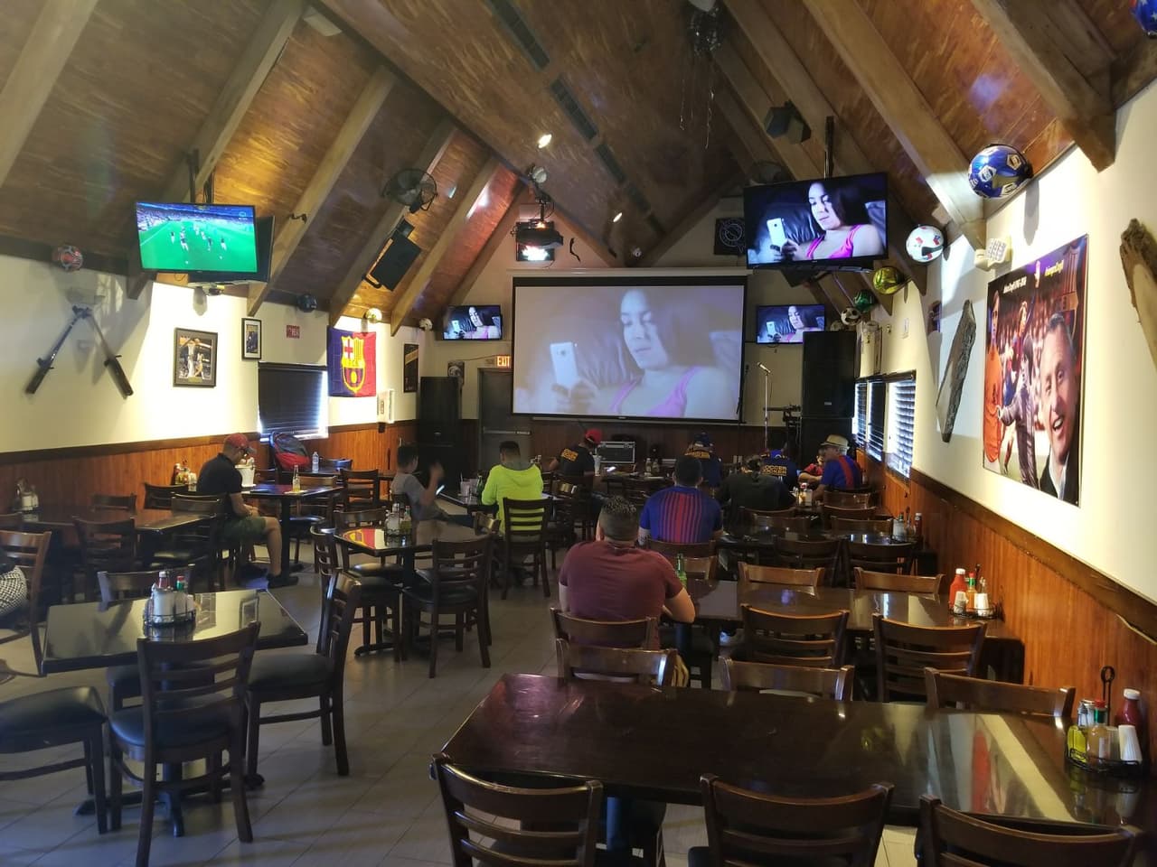 Los colores del Barcelona llegaron a los hinchas en Estados Unidos en La Palapa Hondureña en Miami, para apoyar al equipo en el juego de vuelta de octavos de final contra Chelsea en Champions League.