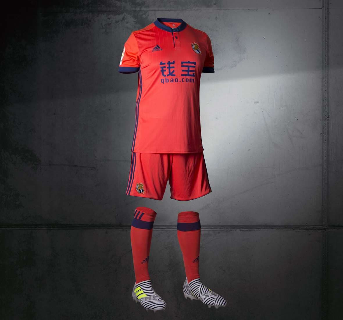 Mientras que del visitante no están de acuerdo con el llamativo color.