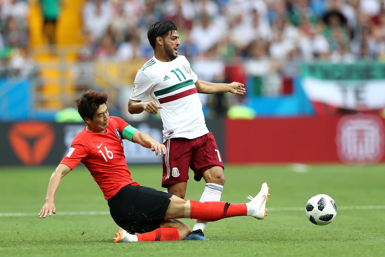 Como era de esperarse, al ser el conductor del equipo, recibió varias faltas de los surcoreanos.