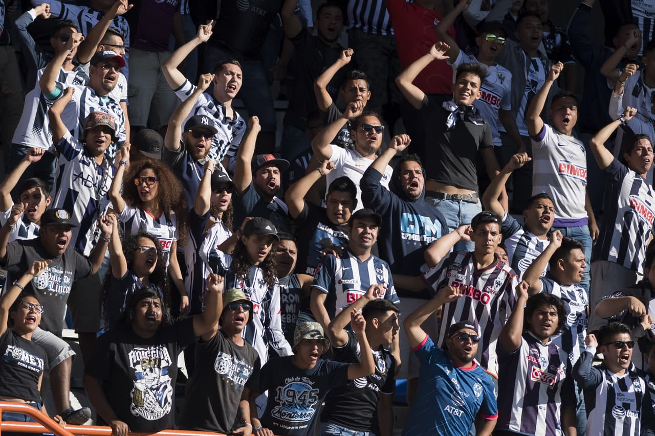 Los fanáticos de Monterrey hicieron importante presencia en el Estadio Hidalgo de Pachuca.