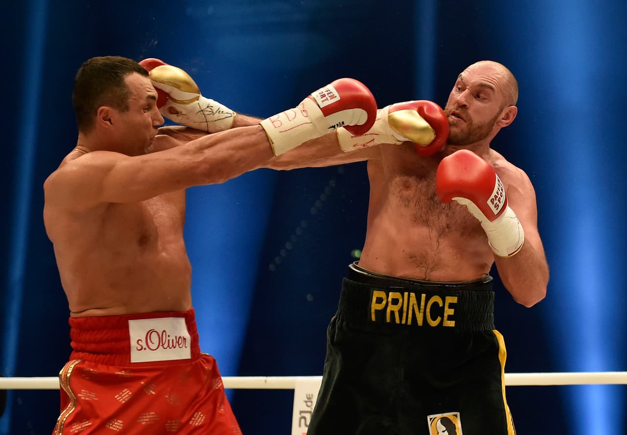 Sorpresas: Wladimir Klitschko expuso los cinturones AMB, OMB y FIB de peso completo ante Tyson Fury el 28 de noviembre. El campeón era amplio favorito, pero enfrenté se topó con una pared, con un buen púgil que lo arrastró a su ritmo y lo castigó por 12 episodios. Fury derrotó a Klitschko por decisión unánime, el ucraniano tenía 11 años sin perder.