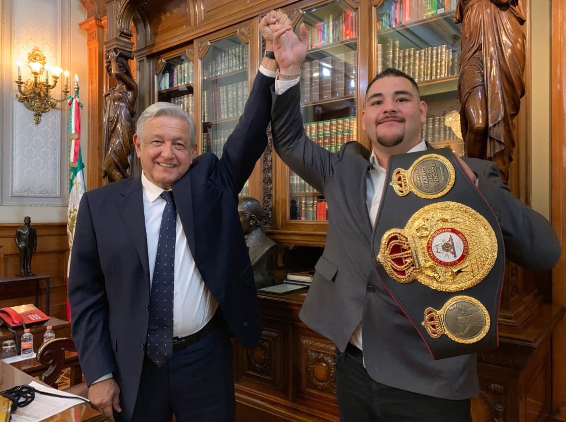 Casi un año atrás,
<b>Andy Ruiz</b> tuvo en la mente retirarse de los cuadriláteros. Este martes, 10 días después de dar una de las mayores campanadas en la historia de boxeo, el púgil se reunió con el presidente de México,
<b>Andrés Manuel López Obrador</b>, y habló de sus planes para enfrentar a
<b>Deontay Wilder</b> en busca del único cetro que le falta en la división de los pesados.