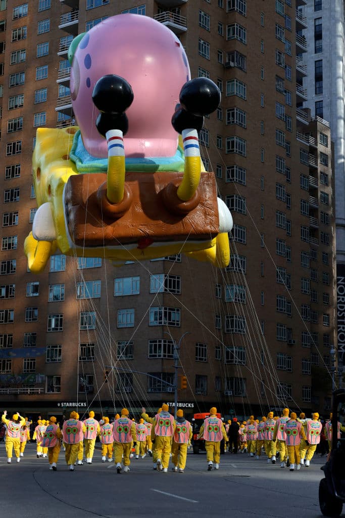 Dentro de las barricadas, el desfile contó con unos 8.000 participantes, cuatro docenas de globos de diferentes tamaños y dos docenas de carrozas.