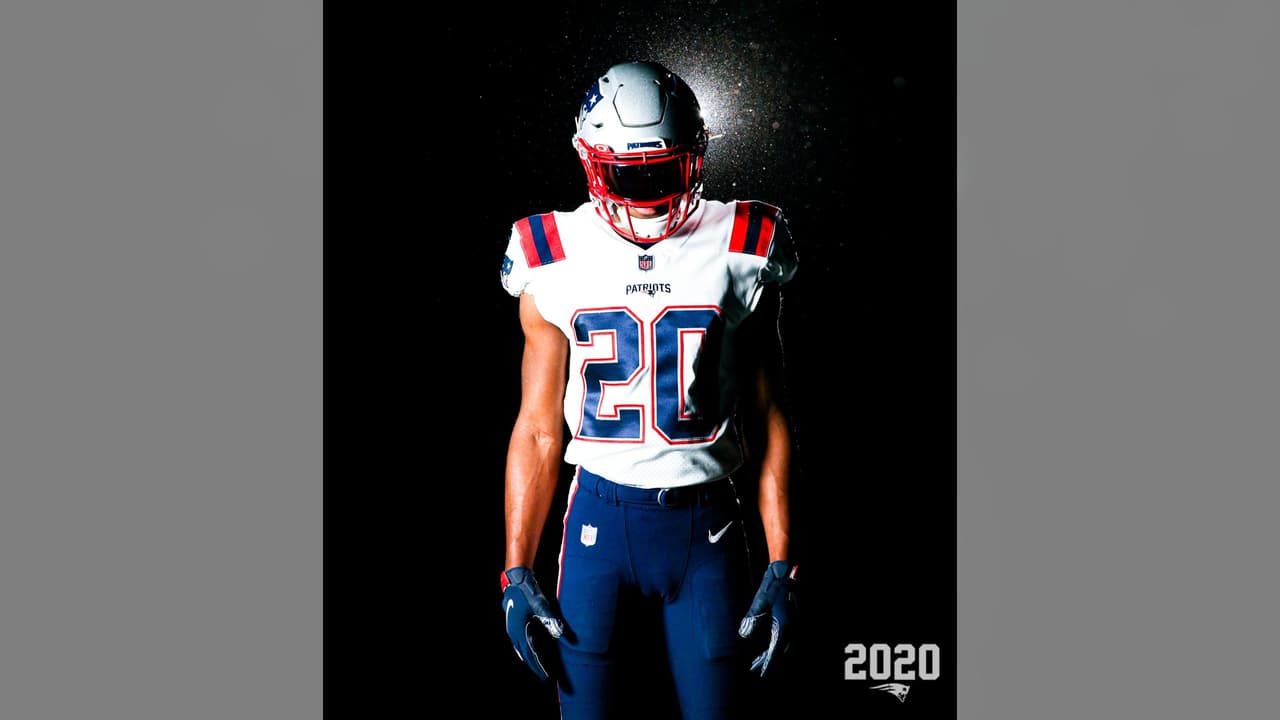 Los Patriots ya sin la presencia de Brady y en modo de reestructuración presentaron su nueva indumentaria para la temporada 2020 en la NFL. El color azul es muy similar al modelo color rush y el blanco es una adaptación combinando con las licras azules.