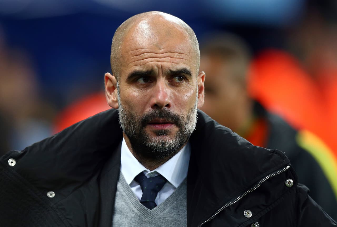 De mucho menos cabello y con un look más elegante, Pep Guardiola suele tener una barba más recortada y a veces hasta discreta, pero que en los últimos años siempre ha estado.