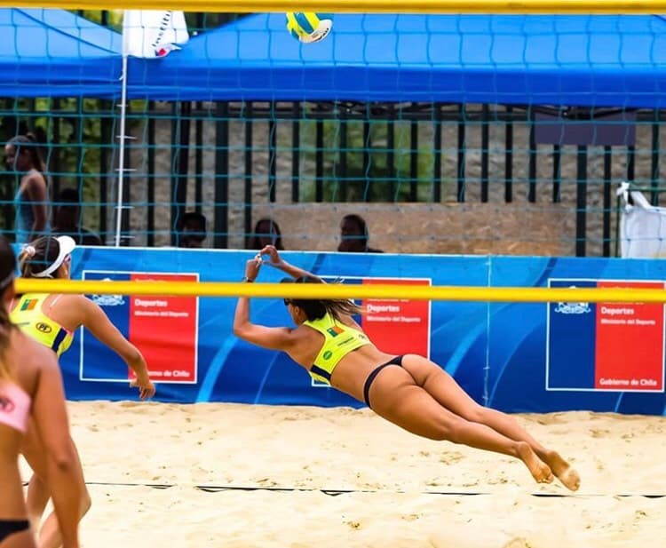 Aquí se muestra el amor por el deporte y su calidad como jugadora de voleibol.
