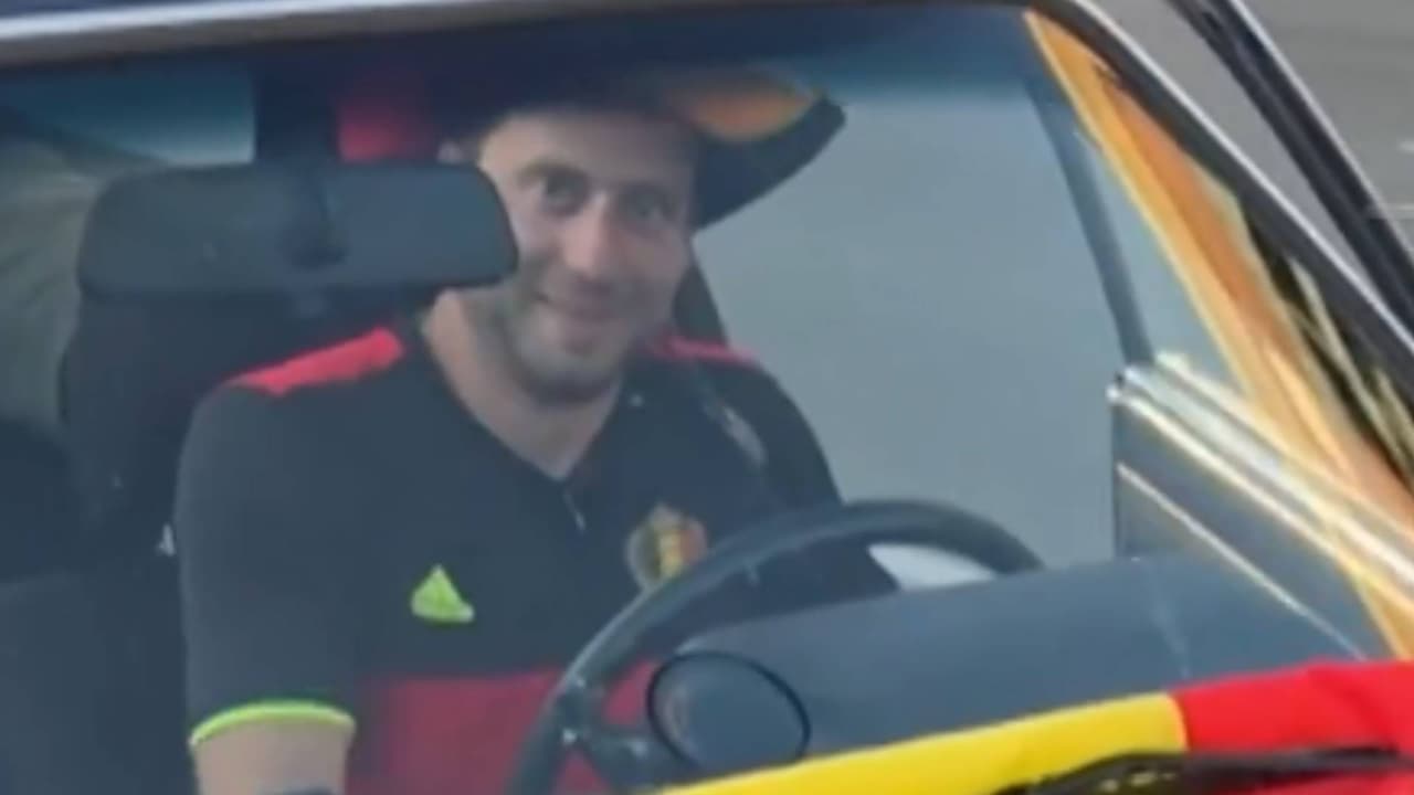 ¡Cruzó el mundo! Aficionado de Bélgica viajó en barco y su carro 1983 para el juego contra Egipto