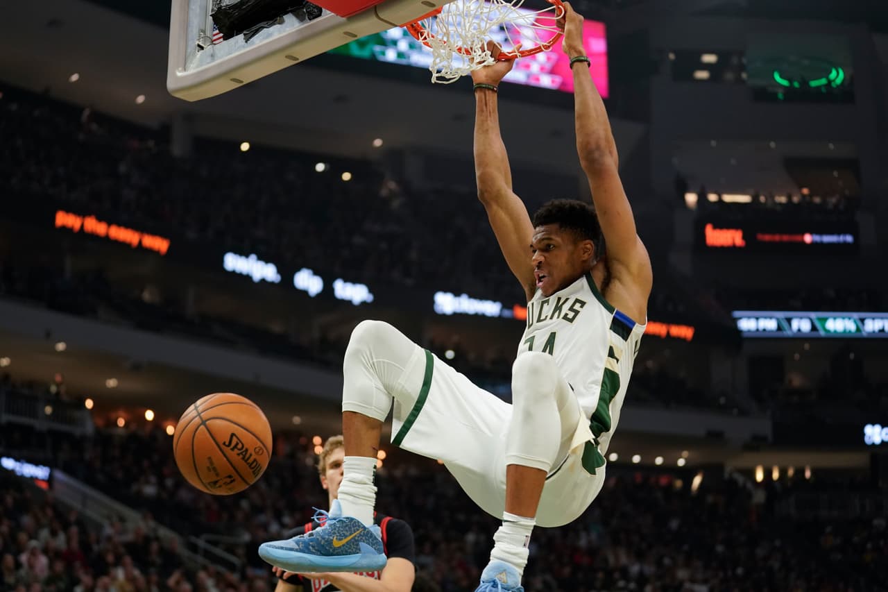 Chicago Bulls 115-124 Milwaukee Bucks. Giannis Antetokounmpo clava la pelota con todo su poder frente a los Bulls.