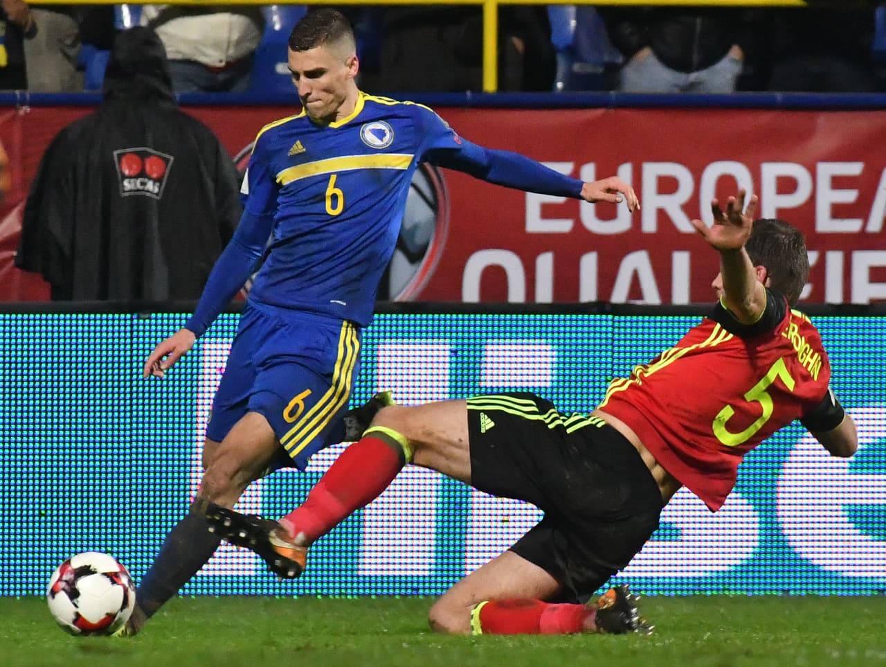 Los bosnios manejan una dinámica de juego similar en aspectos de marca, estrategia y parado en el campo.
<br>