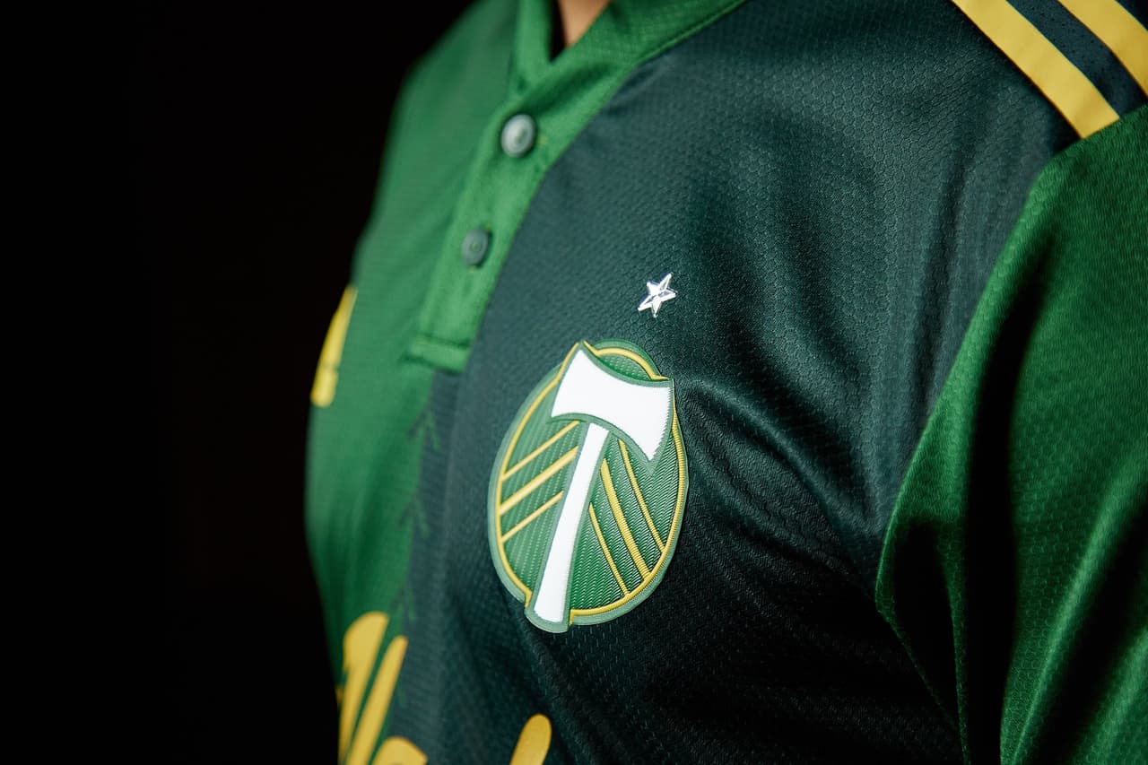 Es la cuarta vez en la historia del equipo que el uniforme principal cuenta con botones en el cuello.
<br>